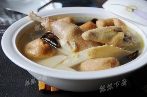 油豆腐木耳笋鸡汤的做法