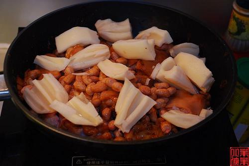 南乳莲藕焖猪脚的做法