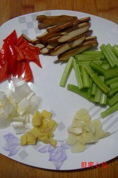 芹菜爆肉的做法