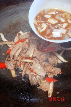 芹菜爆肉的做法