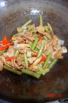 芹菜爆肉的做法