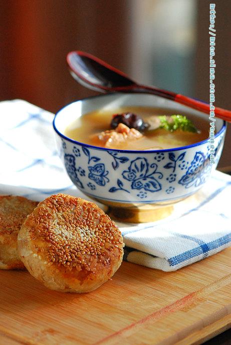 黄芪大枣羊肉汤配麻酱烧饼的做法