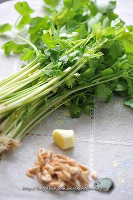 酥虾香芹的做法