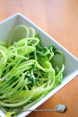 酥虾香芹的做法