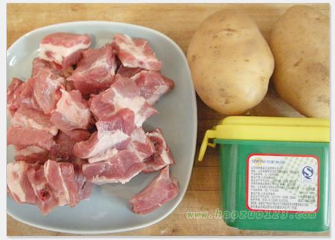 川味土豆烧排骨的做法