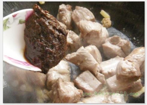 川味土豆烧排骨的做法