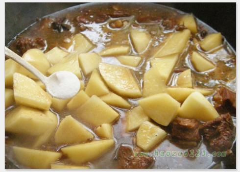 川味土豆烧排骨的做法