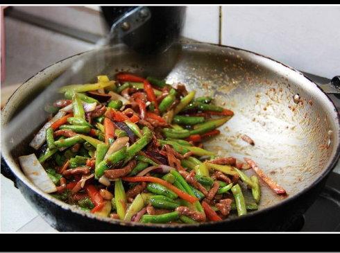 彩蔬炒牛柳的做法