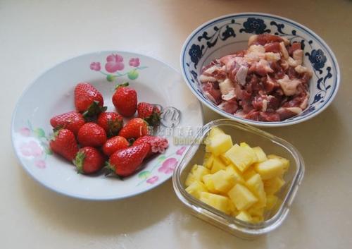 菠萝炒鸭肉粒的做法