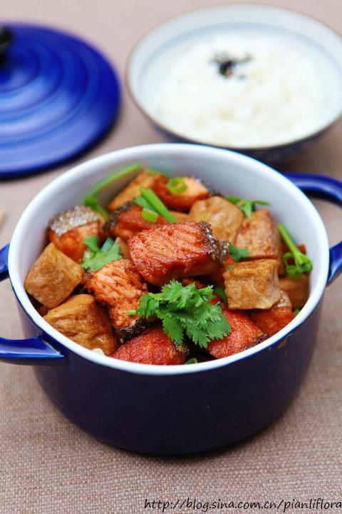 三文鱼炖豆腐的做法