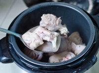 黄豆猪蹄汤的做法