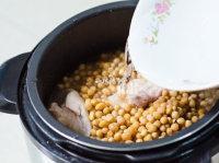 黄豆猪蹄汤的做法