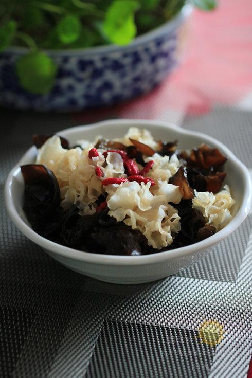 凉拌双色木耳的做法