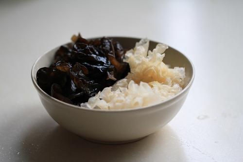 凉拌双色木耳的做法