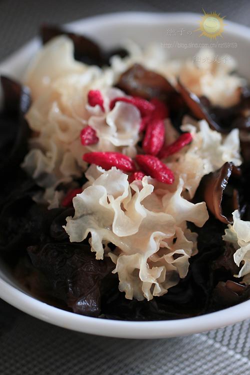 凉拌双色木耳的做法