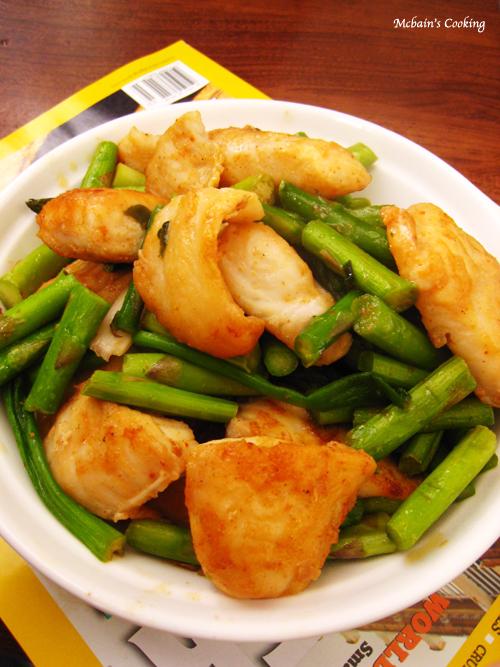 芦笋香辣鱼片的做法