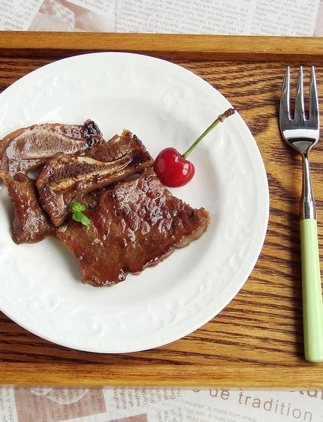 ��ʽţ�йǵ�����