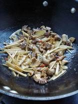 酸笋炒鸡胗的做法