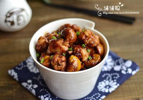 板粟焖鸡翅的做法