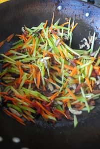 腊肠三丝的做法