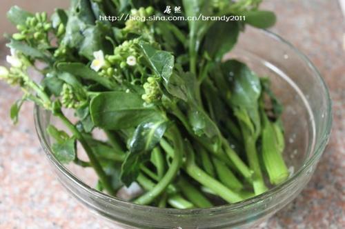 鸡杂猪油炒芥兰的做法