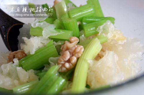 木耳核桃拌西芹的做法