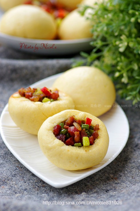 蒜薹炒腊肠配杂粮窝窝头 蒜薹炒腊肠配杂粮窝窝头的做法