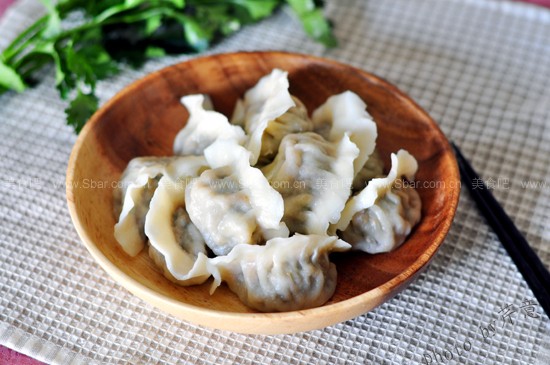 韭菜鲜肉水饺和腊八蒜 韭菜鲜肉水饺和腊八蒜的做法