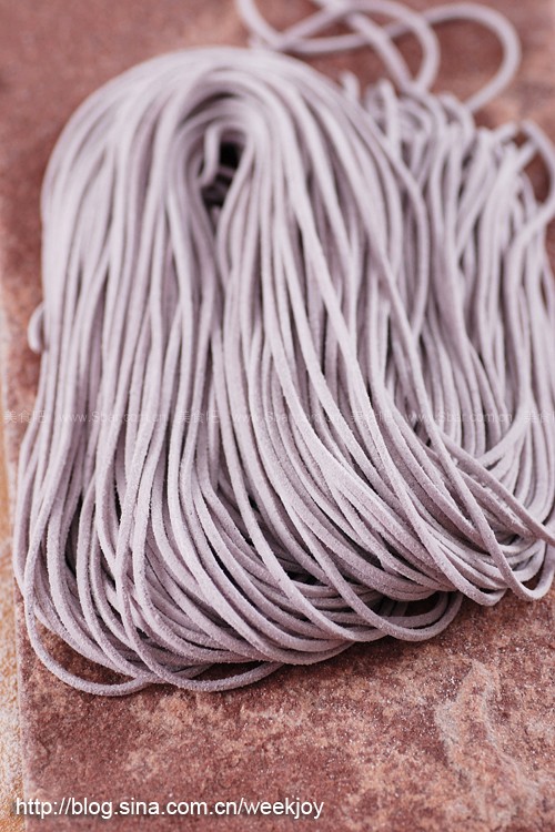 养生黑米酸辣凉面 养生黑米酸辣凉面的做法