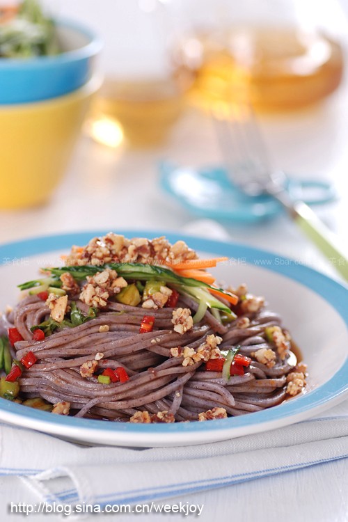 养生黑米酸辣凉面 养生黑米酸辣凉面的做法